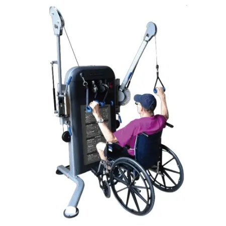 カーディオジムを使用する車いすの男性