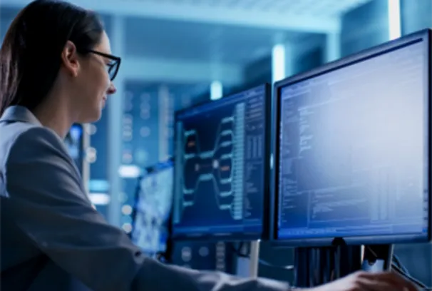 コンピューターでデータを管理する女性